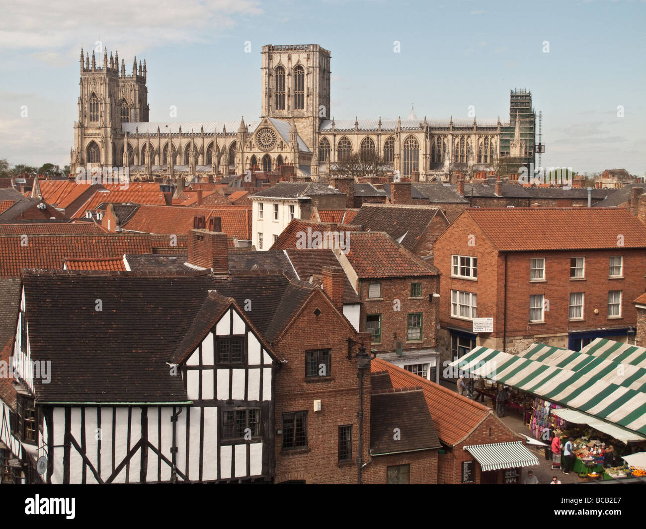 York Minster gesehen über Markt und Dächer England UK Stockfoto