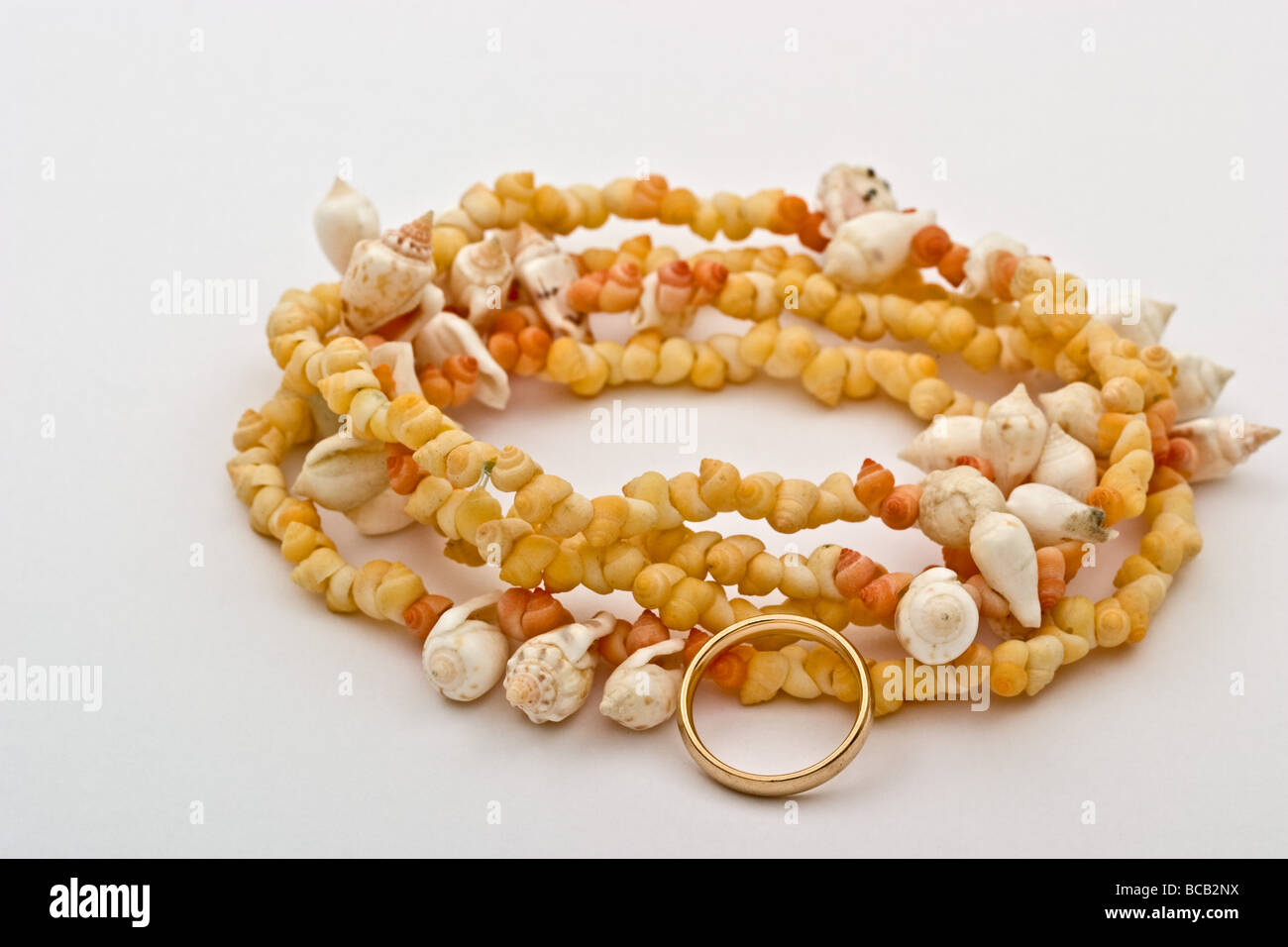 Eheringe aus Gold auf einer Shell Halskette aus Fidschi Stockfoto