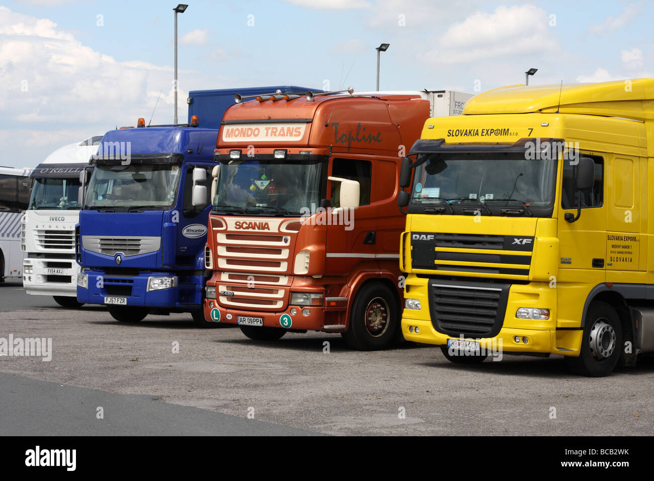 Lastwagen auf einen LKW-Parkplatz in Großbritannien. Stockfoto