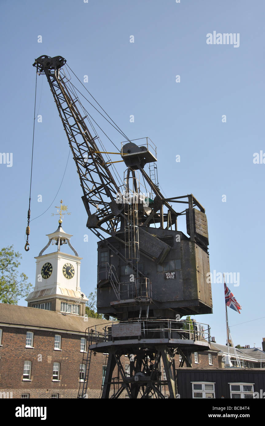 Alter Kran und Naval Lagerhaus, Chatham Historic Dockyard, Chatham, Kent, England, Vereinigtes Königreich Stockfoto
