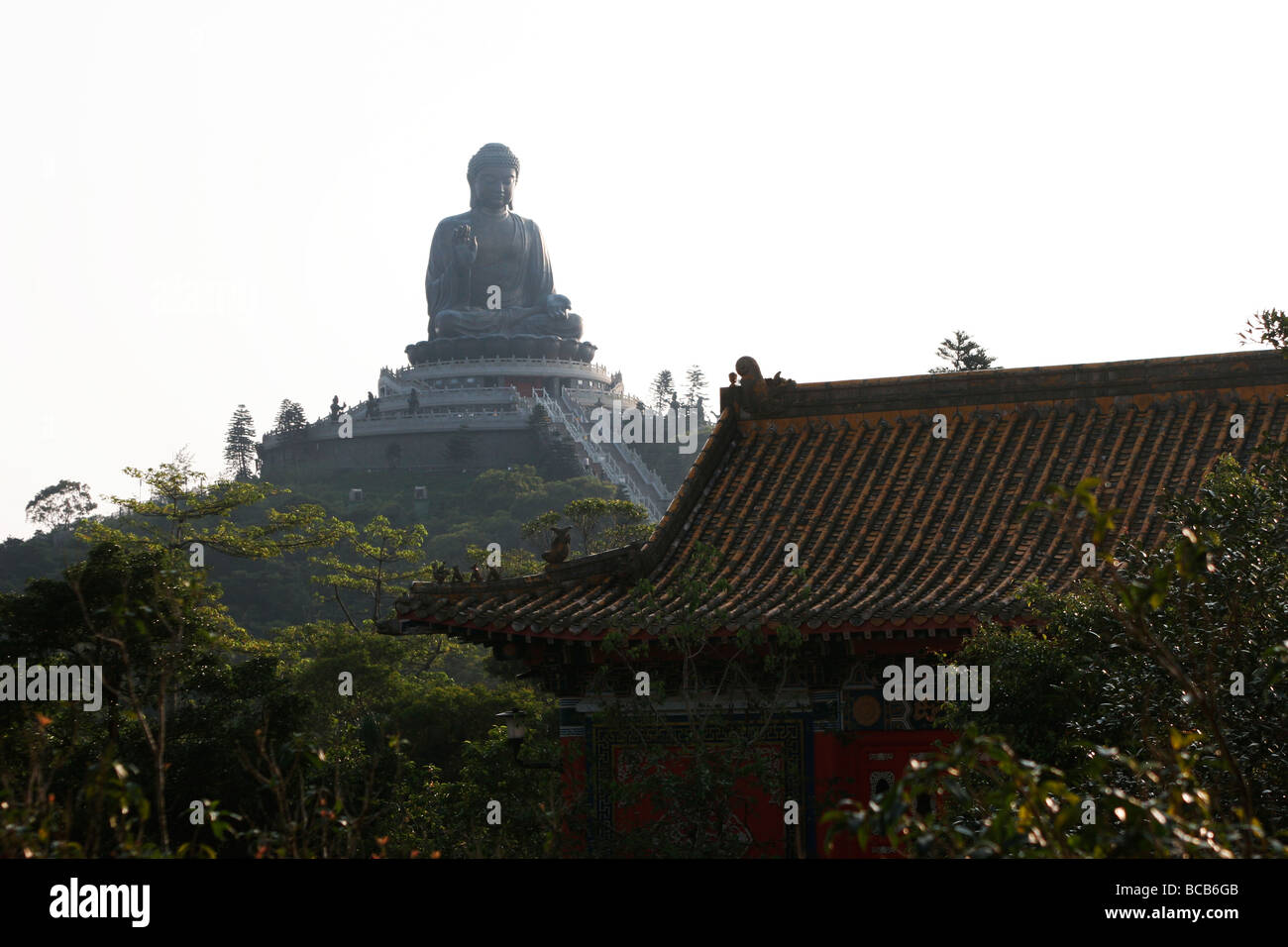 Tian Tan Buddha auf Lantau Island, Hong Kong vor dem Dach eines Gebäudes in der Po-Lin-Monastery. Stockfoto