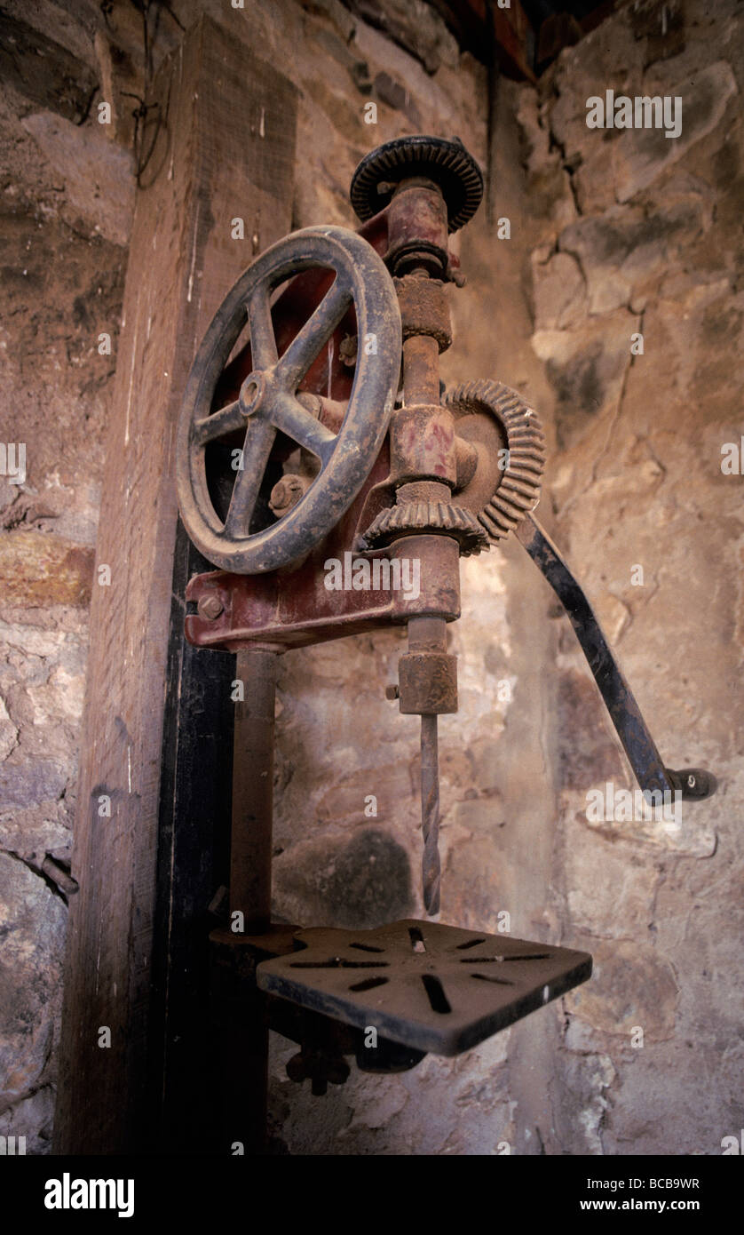 Eine antike Handbohrmaschine für das Drehen von Holz in einem abgelegenen Gehöft verwendet. Stockfoto