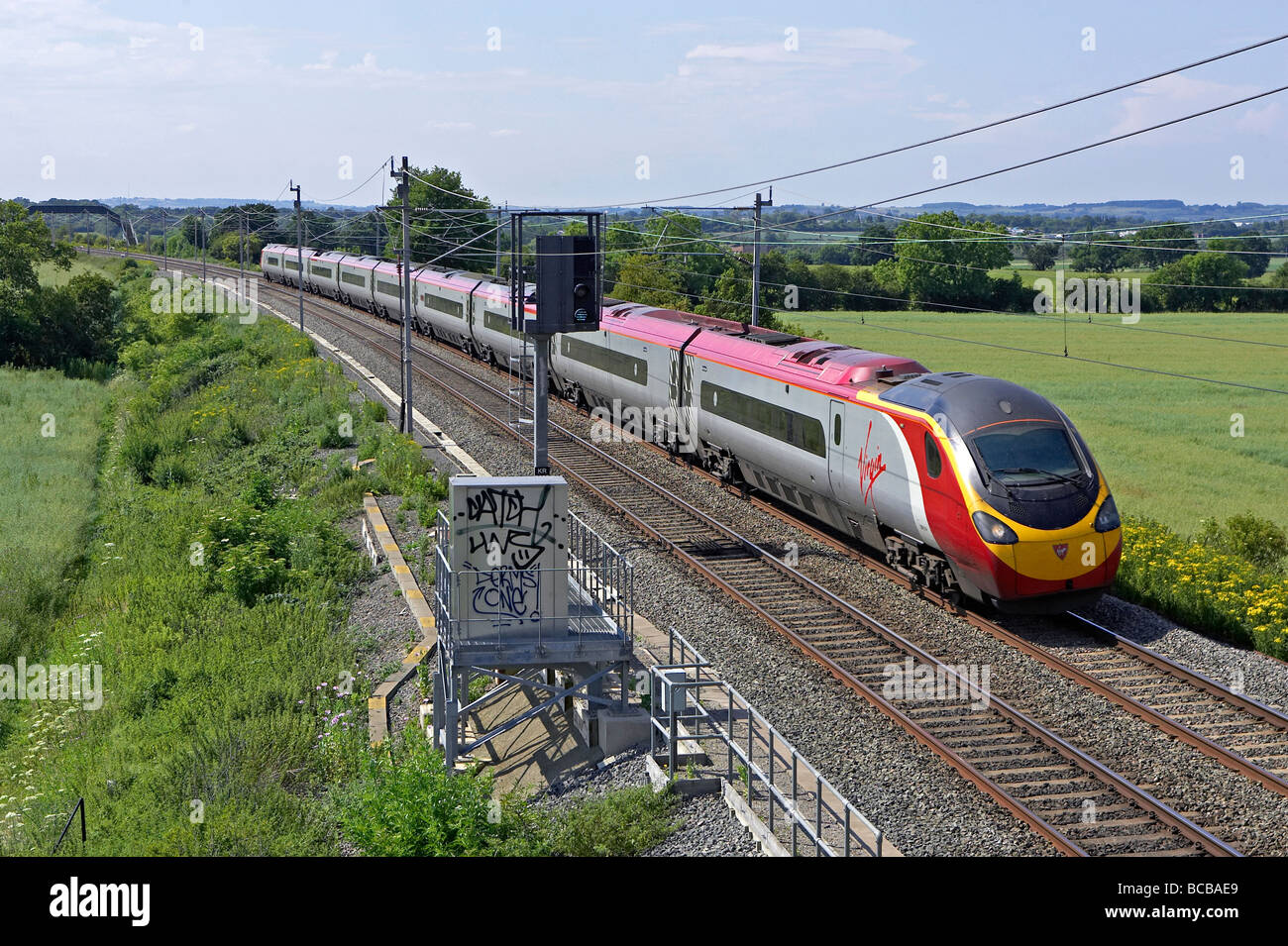 Eine Jungfrau Pendolino nach Süden durch die Landschaft von Northamptonshire Stockfoto