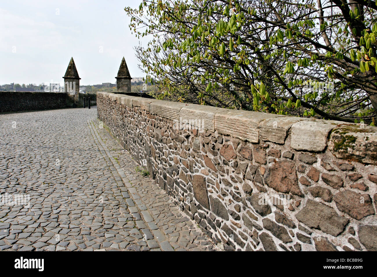 Kopfsteinpflaster Pflasterweg führt zu der alten Stirling Bridge in Stirling, Schottland Stockfoto