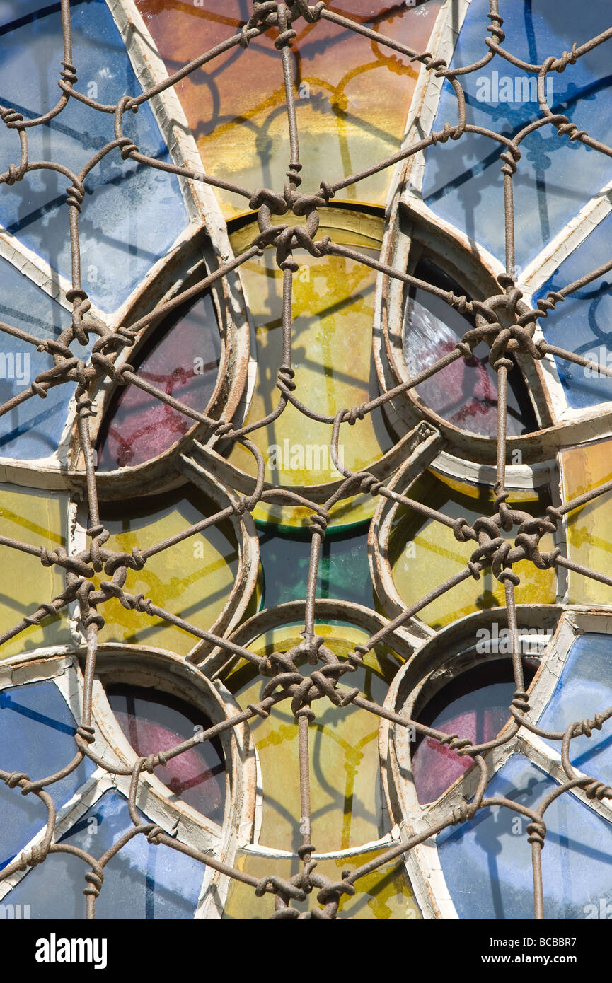 Kirche der Colonia Güell Detail der Fenster Barcelona-Katalonien-Spanien Stockfoto