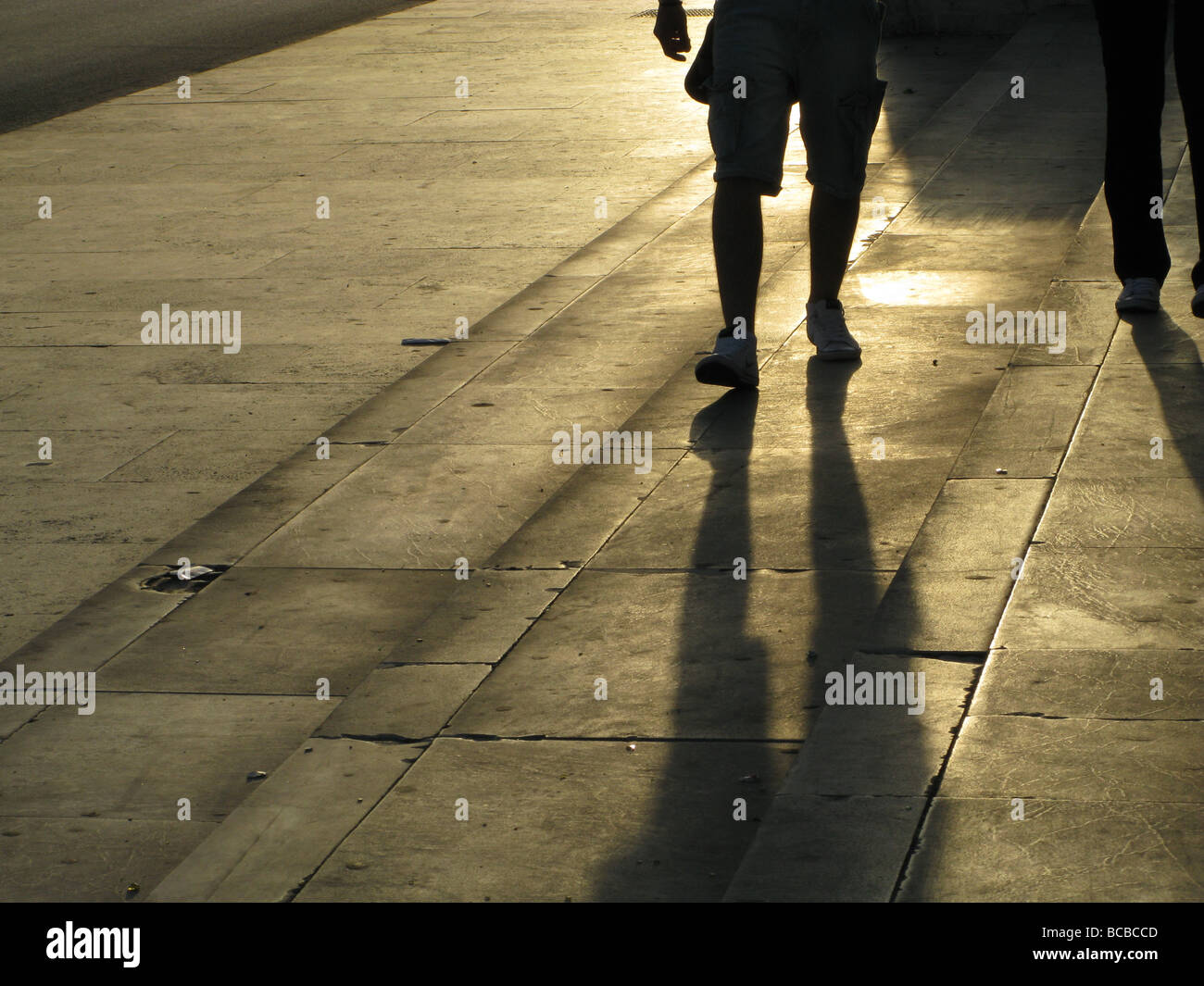 zwei Menschen, die zu Fuß, Straße Straße in Stadt Stockfotografie - Alamy