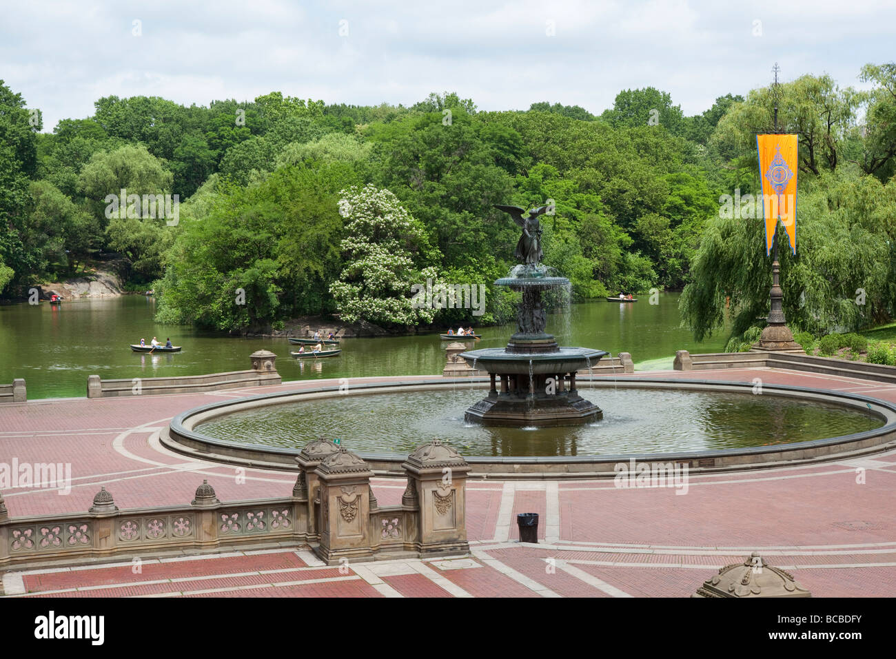 Rudern in Central Park New York am Sonntag Stockfoto