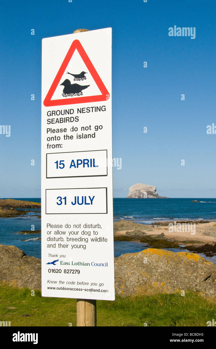 Ein Schild Warnung vor Boden brütende Vögel, Wanderer aus dem Bereich, in North Berwick, Schottland bleiben Fragen Stockfoto