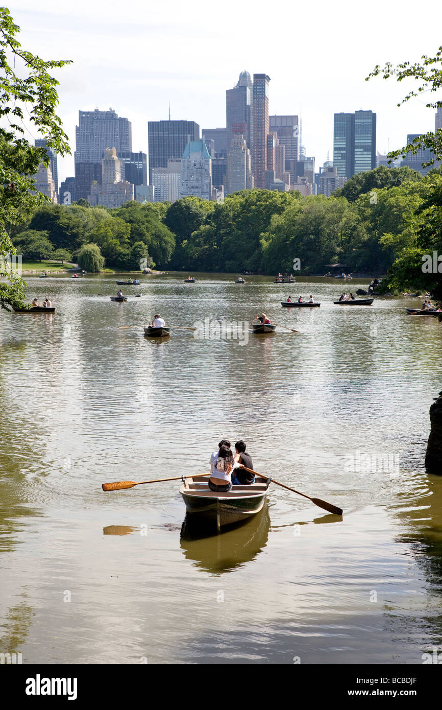 Rudern in Central Park New York am Sonntag Stockfoto