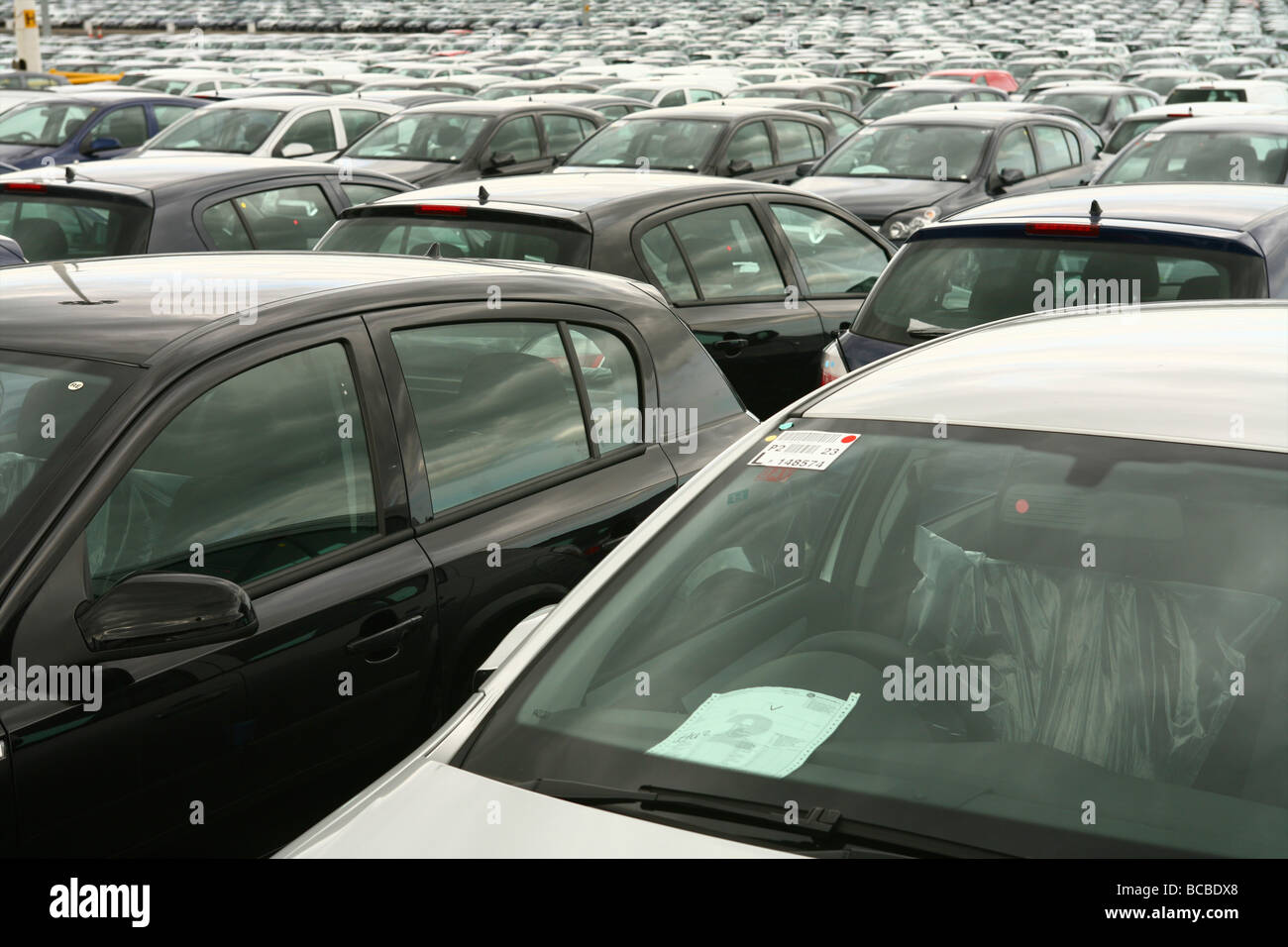 Vauxhall Car Factory Ellesmere Port, zeigt unverkauften Vauxhall Astras Stockfoto
