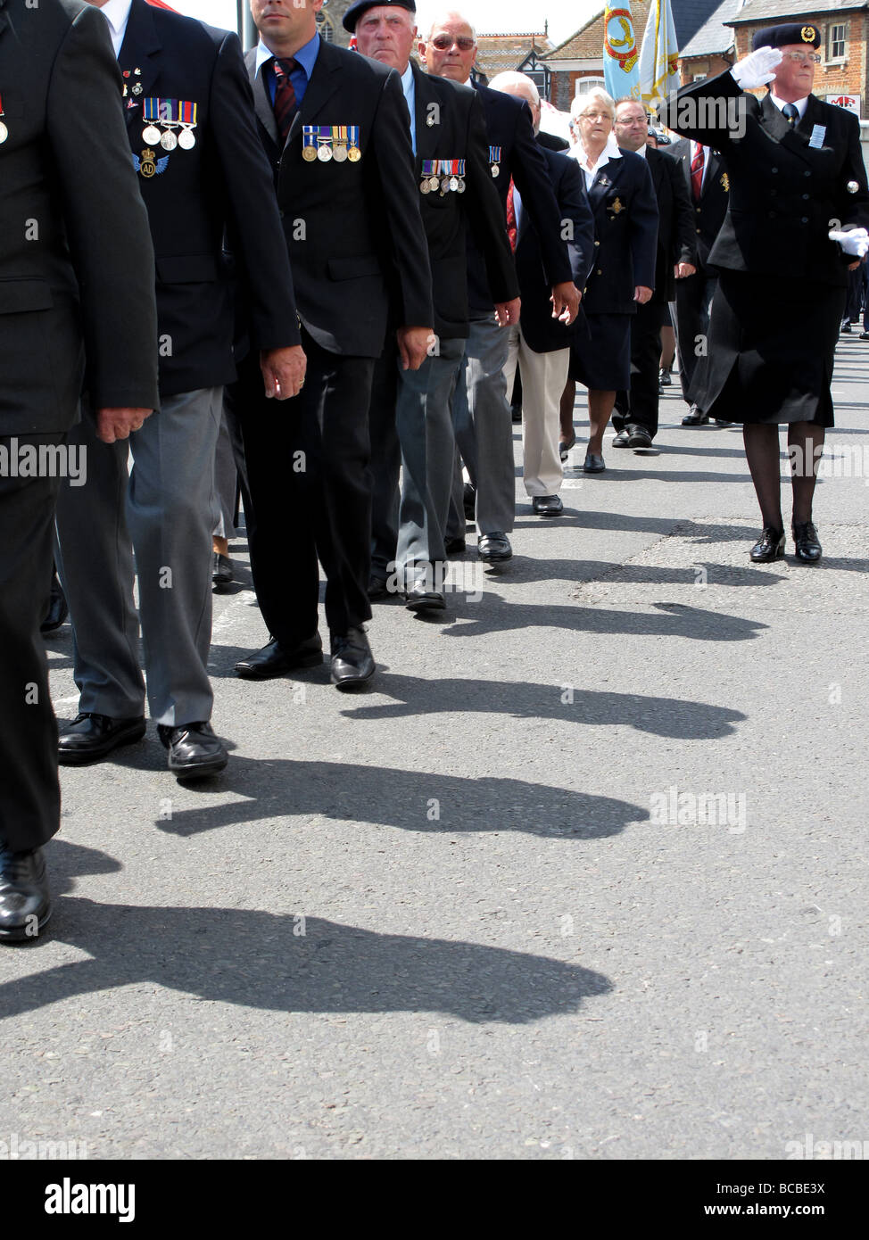 Veteranen marschieren in der ersten british Armed Forces Day Parade in Wantage, Oxfordshire Stockfoto