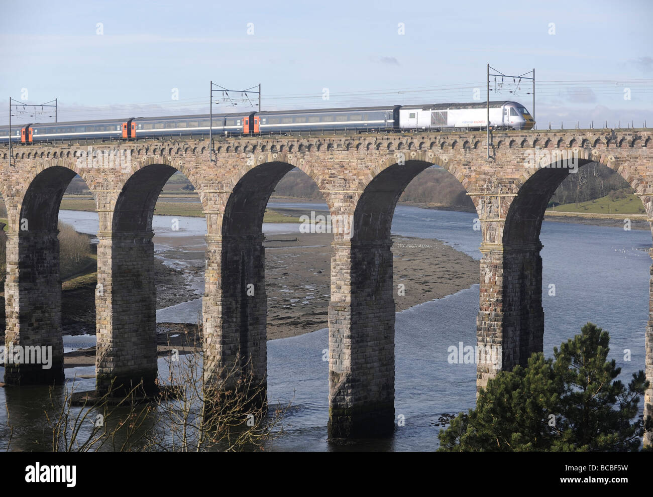 National Express Zug über die Grenzbrücke Royal auf der East Coast Main Line zwischen London und Schottland Stockfoto