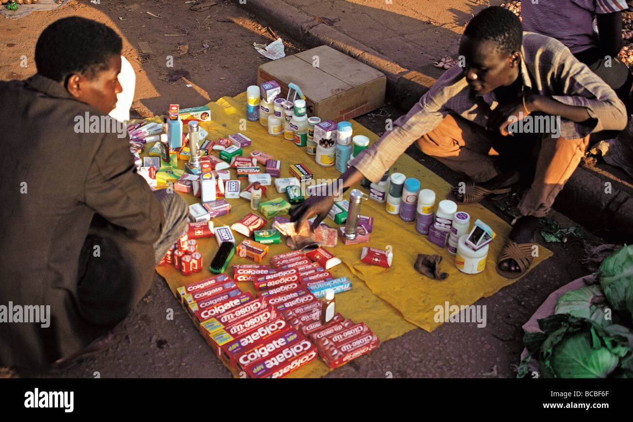 Straßenhändler verkaufen Colgate Zahnpasta Seife und Kosmetik auf dem Bürgersteig in der Nähe von Nakasero Markt Kampala Uganda Ostafrika Stockfoto