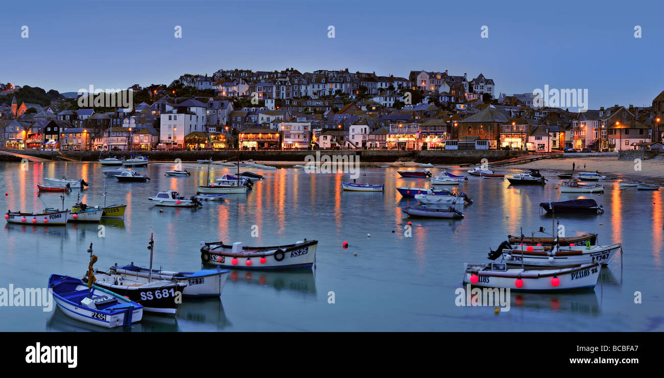 ST IVES, CORNWALL, Großbritannien - 09. JUNI 2009: Panoramablick auf St Ives Harbour bei Nacht Stockfoto