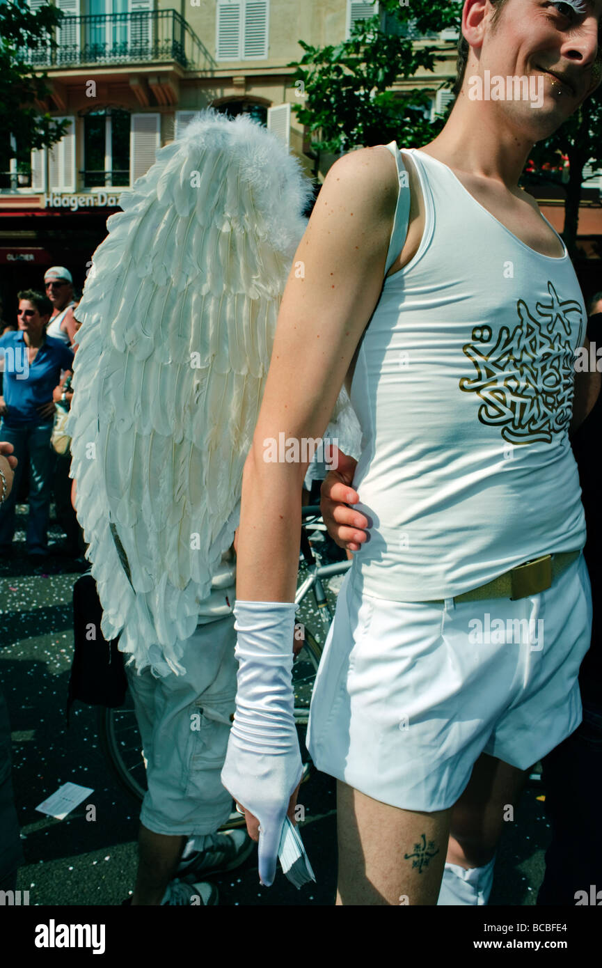 Paris Frankreich, feste Leute feiern bei der Gay-Pride-Parade, männliche Transvestit "Dressed up" als Engel mit Federn Stockfoto