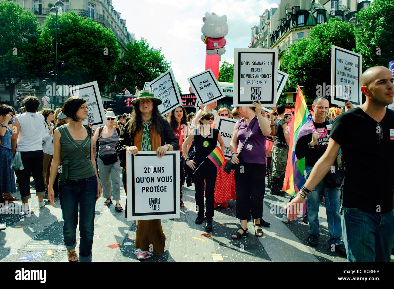 Paris Frankreich, öffentliche Veranstaltungen, Leute feiern bei der „Gay Pride“ Parade „Act Up“ AIDS Frauenaktivisten Marching with Sign, Gay Aids march (Helene) Stockfoto