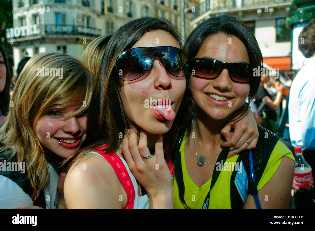 Paris Frankreich, Öffentliche Veranstaltungen, Französische Jugendliche feiern bei der Parade "Gay Pride" Portrait "3 Personen" Frauen Sonnenbrille, siegreiche Jugend Stockfoto