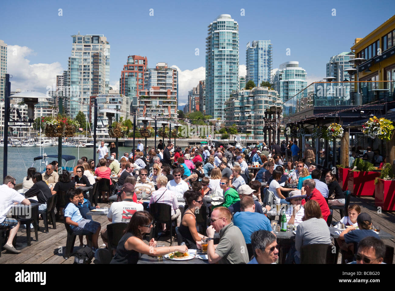 Kunden im Restaurant auf Granville Island, Vancouver, BC, Kanada Stockfoto