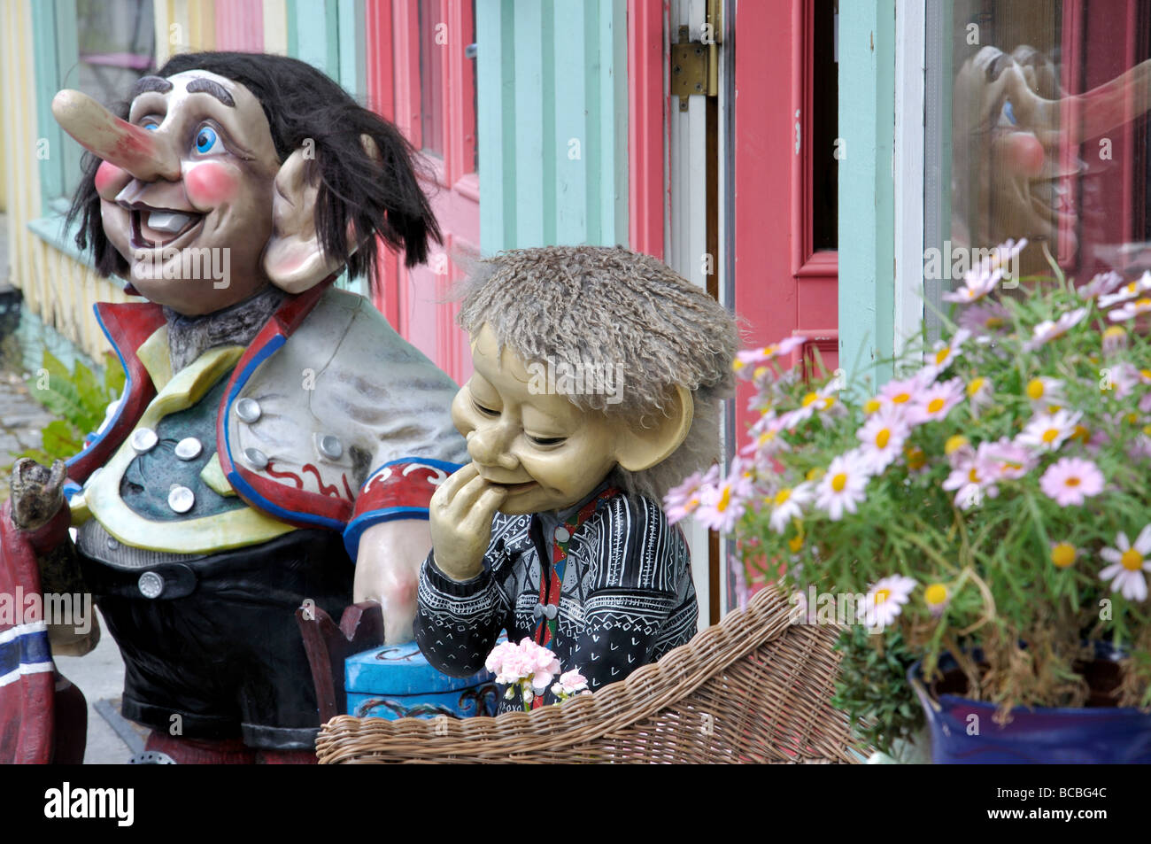 Norwegian Trolls (nordische Folklore) Outside Shop, Øvre Holmegate, Stavanger, Rogaland, Norwegen Stockfoto