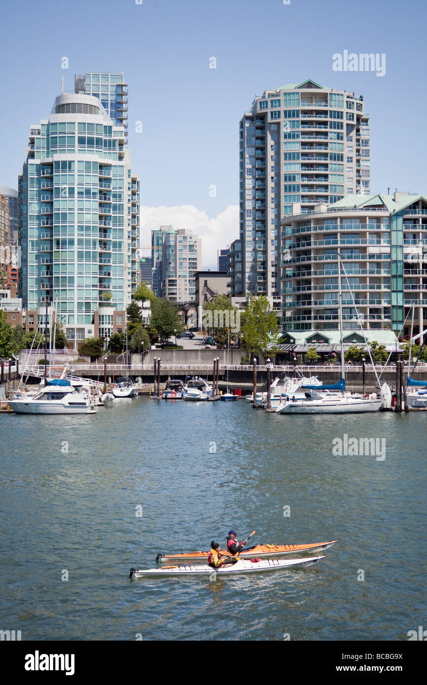 Ansicht des Skiffs auf False Creek und der Innenstadt von Vancouver aus Granville Island, BC, Kanada Stockfoto