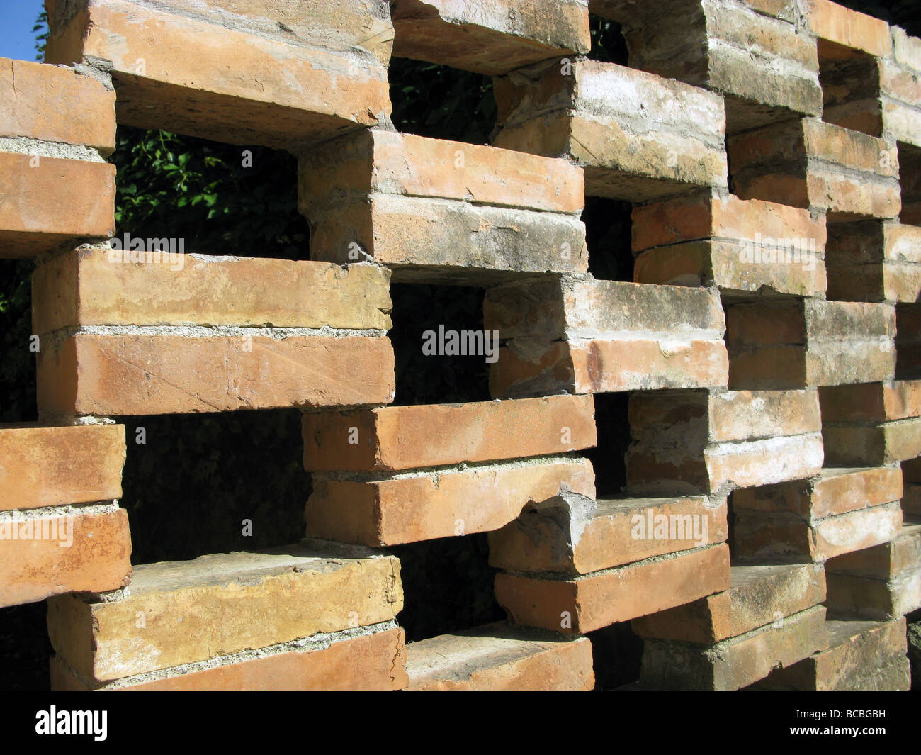 Ziegelwand mit Räume im freien Stockfoto