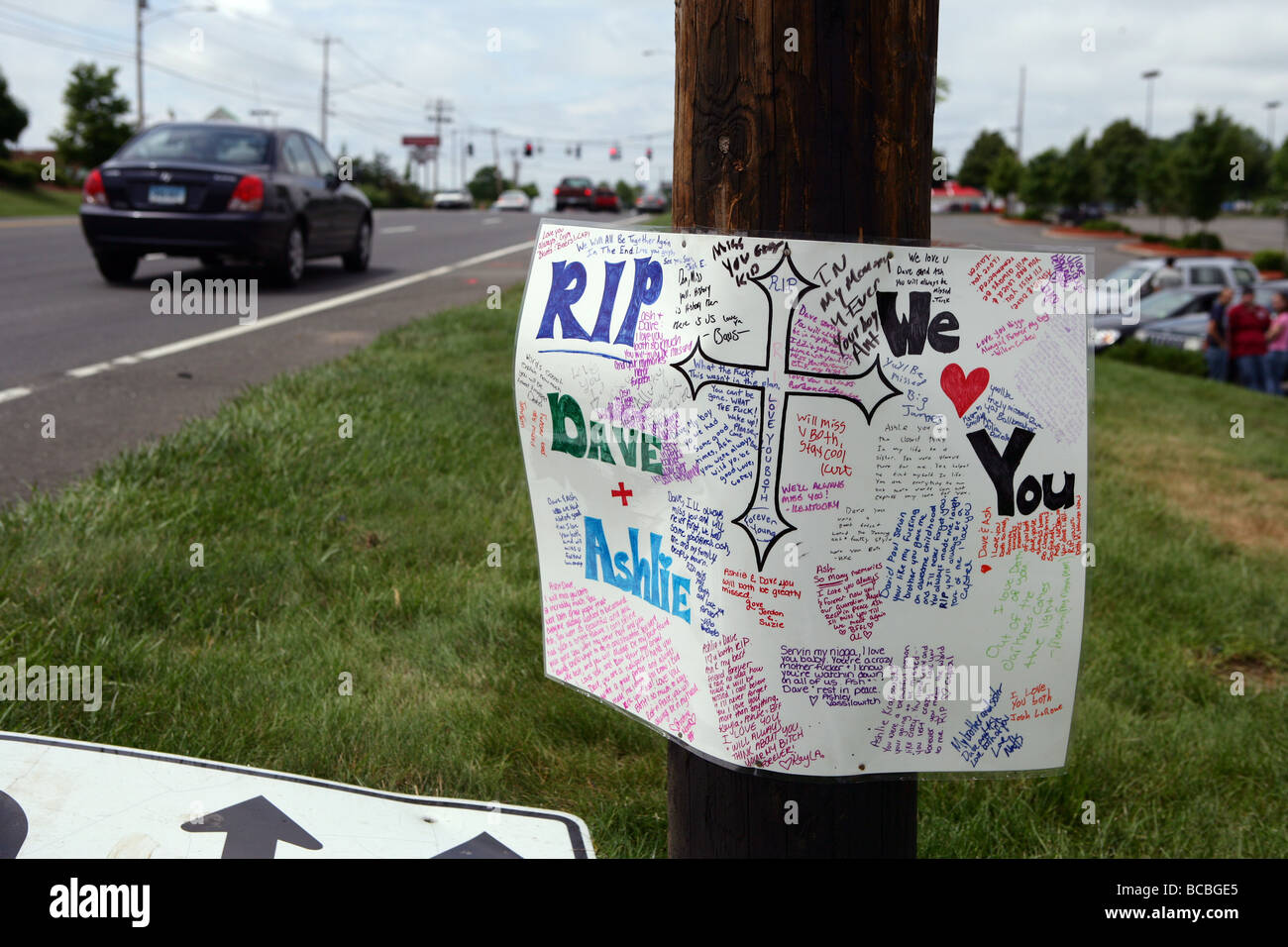 Ein am Straßenrand Denkmal markiert die Stelle, wo zwei Connecticut Teenager in einer DUI-Kollision mit einem Polizisten getötet wurden Stockfoto