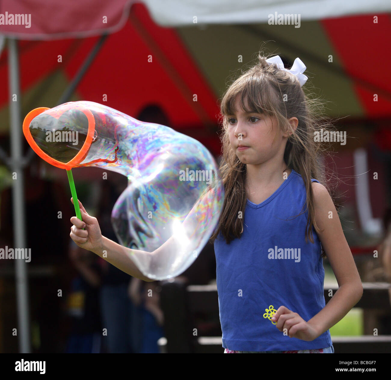 Ein junges Mädchen spielt mit Luftblasen auf einem Shelton Connecticut USA Sommerfestival Stockfoto
