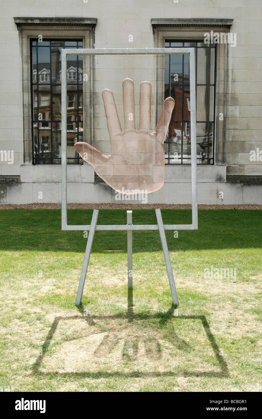 David Begbie Steele mesh Hand Skulptur auf dem Rasen des Fitzwilliam Museum, Cambridge, England Stockfoto