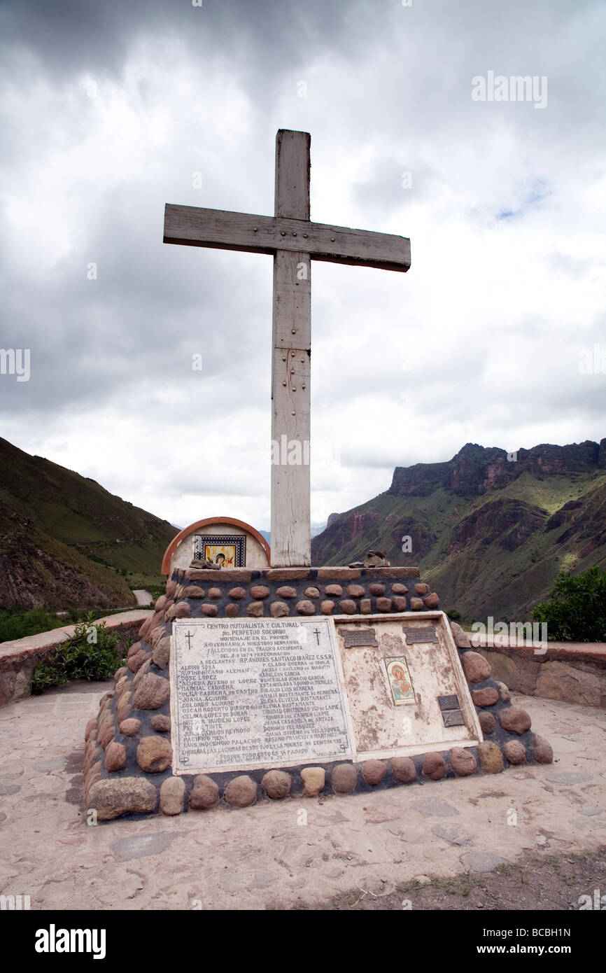 Gedenkstätte für die Opfer von einem Busunfall auf Route 33, Cuesta del Obispo, Provinz Salta, Argentinien Stockfoto