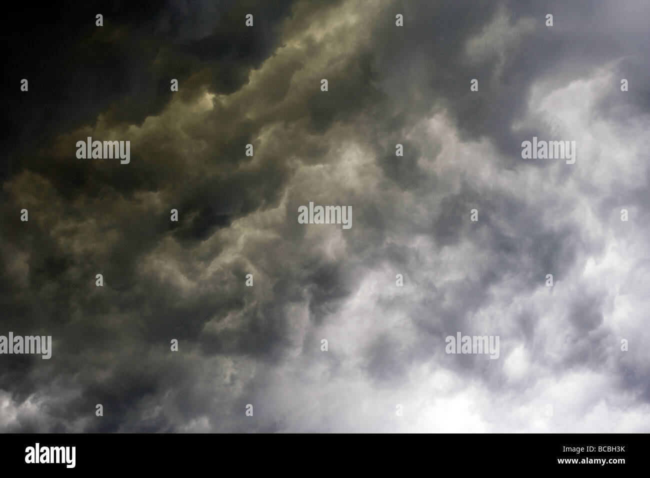 Dramatische launisch dunkle Gewitterwolken Stockfoto