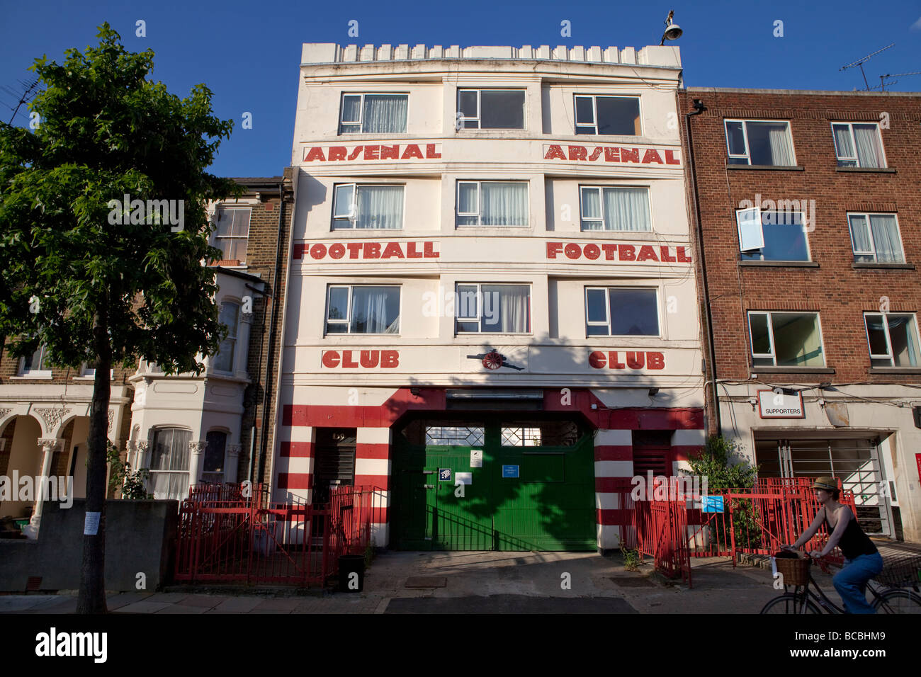 Fassade des alten Arsenal Football Club Stadions, Highbury. Jetzt umgewandelt in Wohnungen. Stockfoto