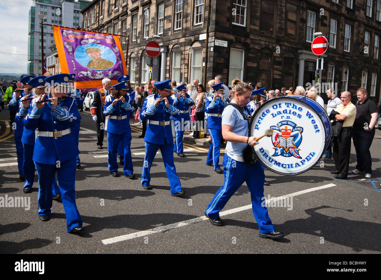 Weiblichen Mitglieder der Orange Lodge spielen in einer Querflöte und Trommel-Band aus Drumchapel Glasgow bei der jährlichen Orange Lodge Parade Stockfoto