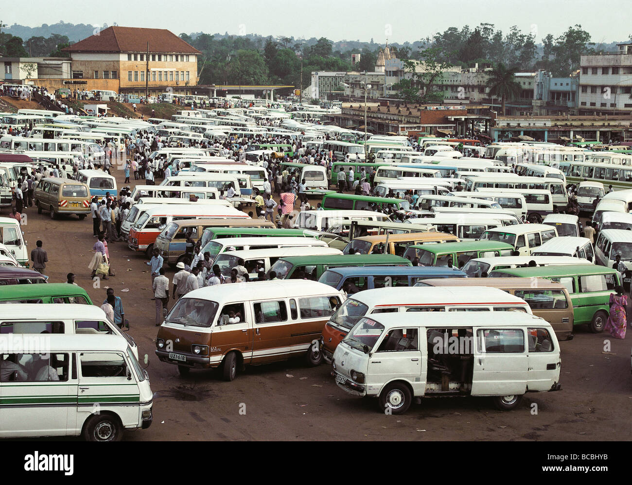 Menschenmassen einsteigen in Minibussen Matatus Fahrzeuge warten auf Passagiere am Nakivubo Bus Park Kampala Uganda Ostafrika Stockfoto