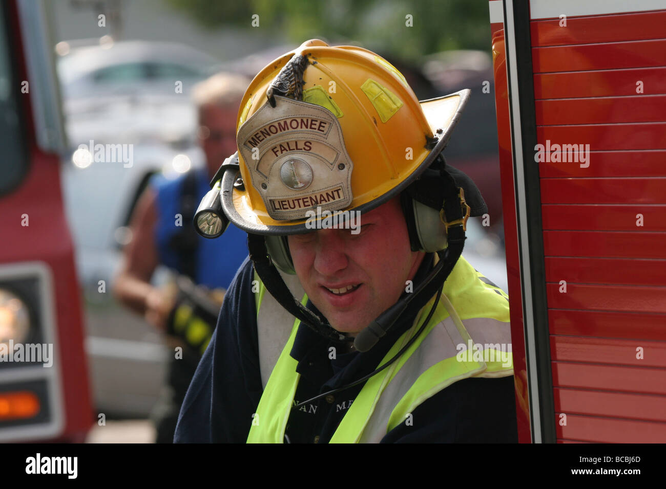 Ein Feuerwehrmann Leutnant am Unfallort ein Notfall Feuer-Aufruf Stockfoto