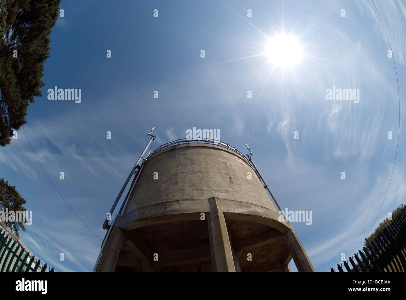 Alter Wasserturm mit Rat Häusern am Hintern Park, Newton Ferrers, South Devon, Architektur, groß, blau, Stadt bewölkt, Bau Stockfoto