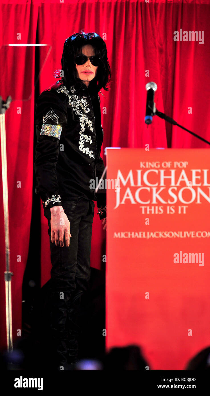 Michael Jackson in der O2 Arena in London, wo er Pläne für sein Comeback seine, gigs schwört, sie werden seine letzten Donnerstag, 5. März 2009 Jacko 50 Stück 10 London zeigt im Juli in einer 50Millionen Tour nannte dies wird es ihm gesagt kreischenden Fans bei London s O2 wenn ich sage, das ist es das wirklich ist, dass es der letzte Vorhang-Aufruf werden sie in 12 Jahren seine ersten live-Konzerte Stockfoto