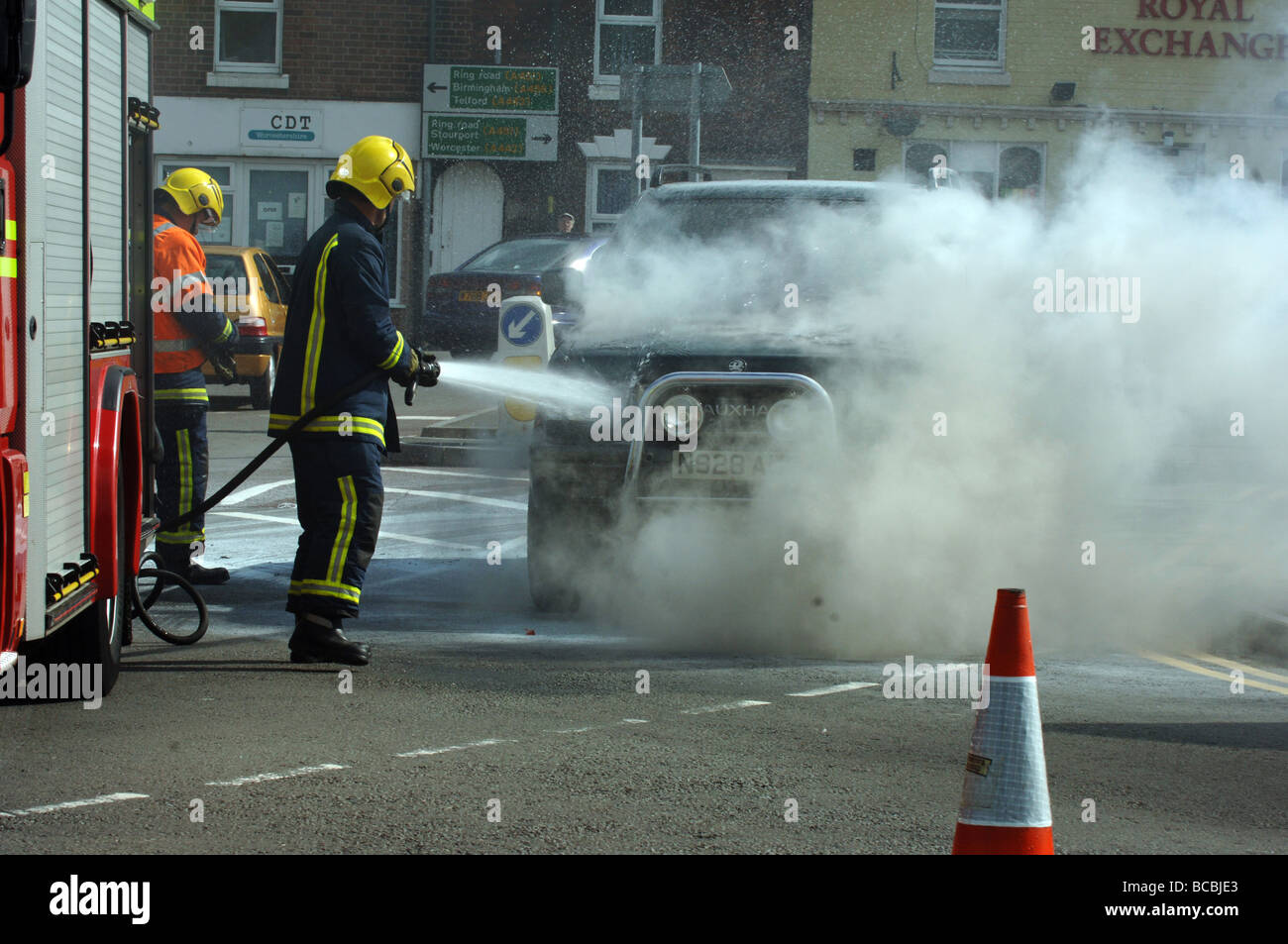 Vauxhall Frontera Auto Feuer stellen, die von Feuerwehr in West Midlands Stockfoto