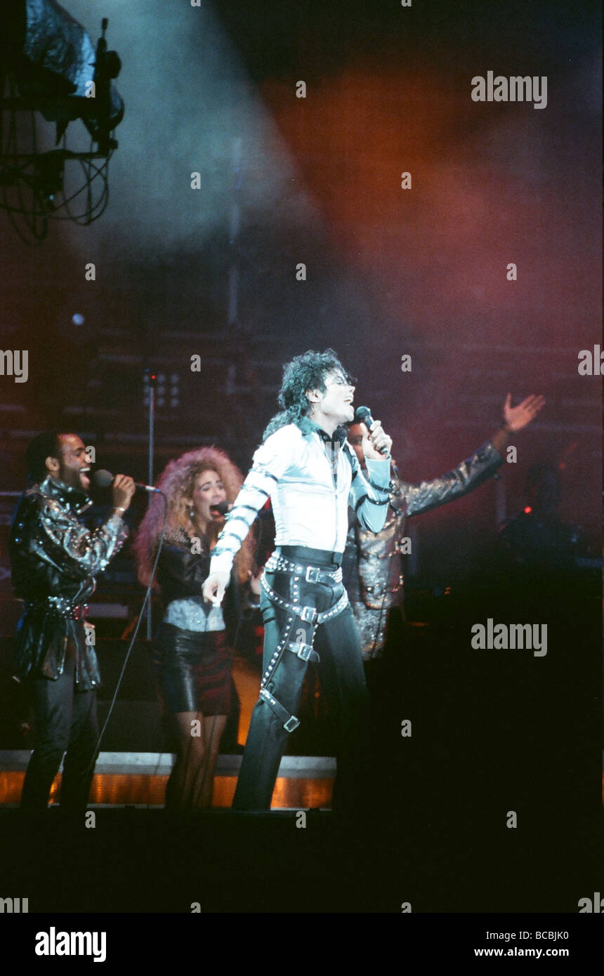 Michael Jackson hier nach Perforiming auf der Bühne im Wembley-Stadion zu sehen, während die schlechte Konzertreise 14. Juli 1997 Stockfoto