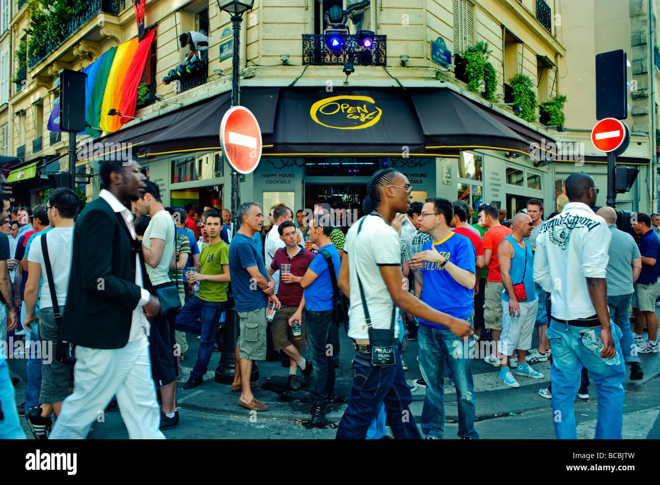 Paris Frankreich, Junge Franzosen, Getränke in einer Gay Bar im Marais teilen, das 'Open Cafe', überfüllte Terrasse, Außenfront, Archivfotos, Stockfoto