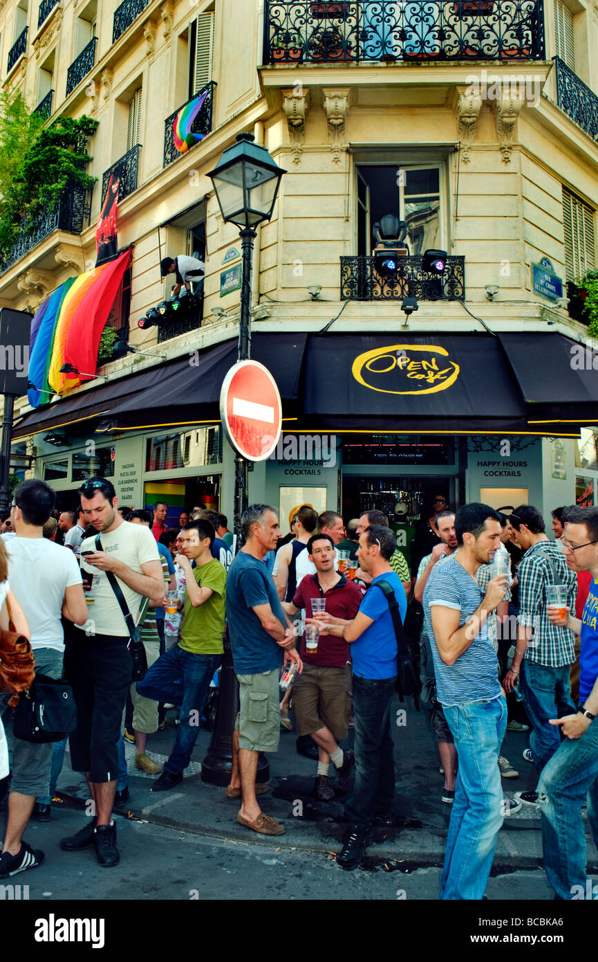 Paris Frankreich, junge Franzosen, Drinks in einer „Gay Bar“ im Marais teilen, das „Open Cafe“, überfüllte Terrasse auf dem Bürgersteig, draußen (jetzt geschlossen) Stockfoto