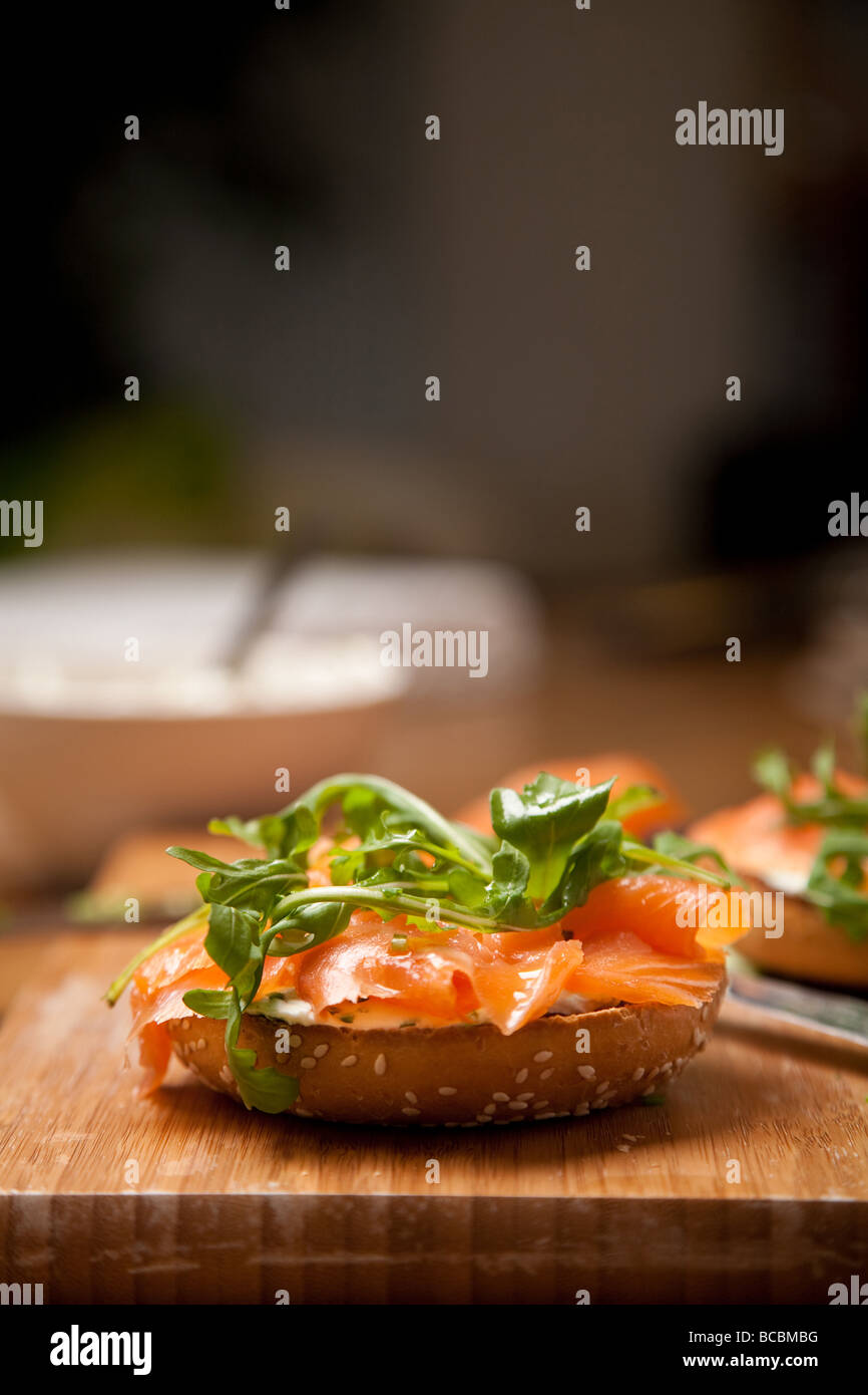 Leckere Bagel mit Frischkäse und Räucherlachs Stockfoto