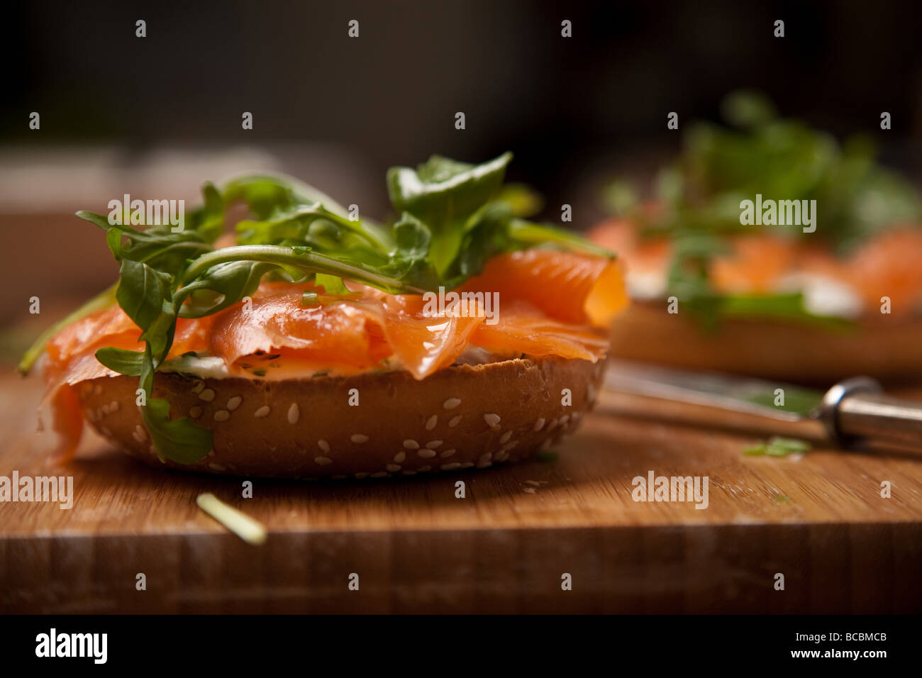 Frischkäse Bagel mit Räucherlachs und Rucola Stockfoto