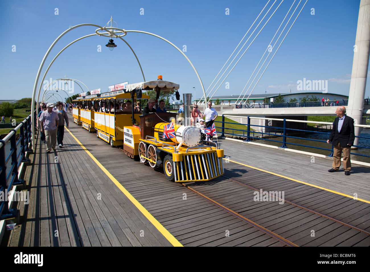 Promenade-Expresszug auf Southport Pier am sonnigen Tag Stockfoto