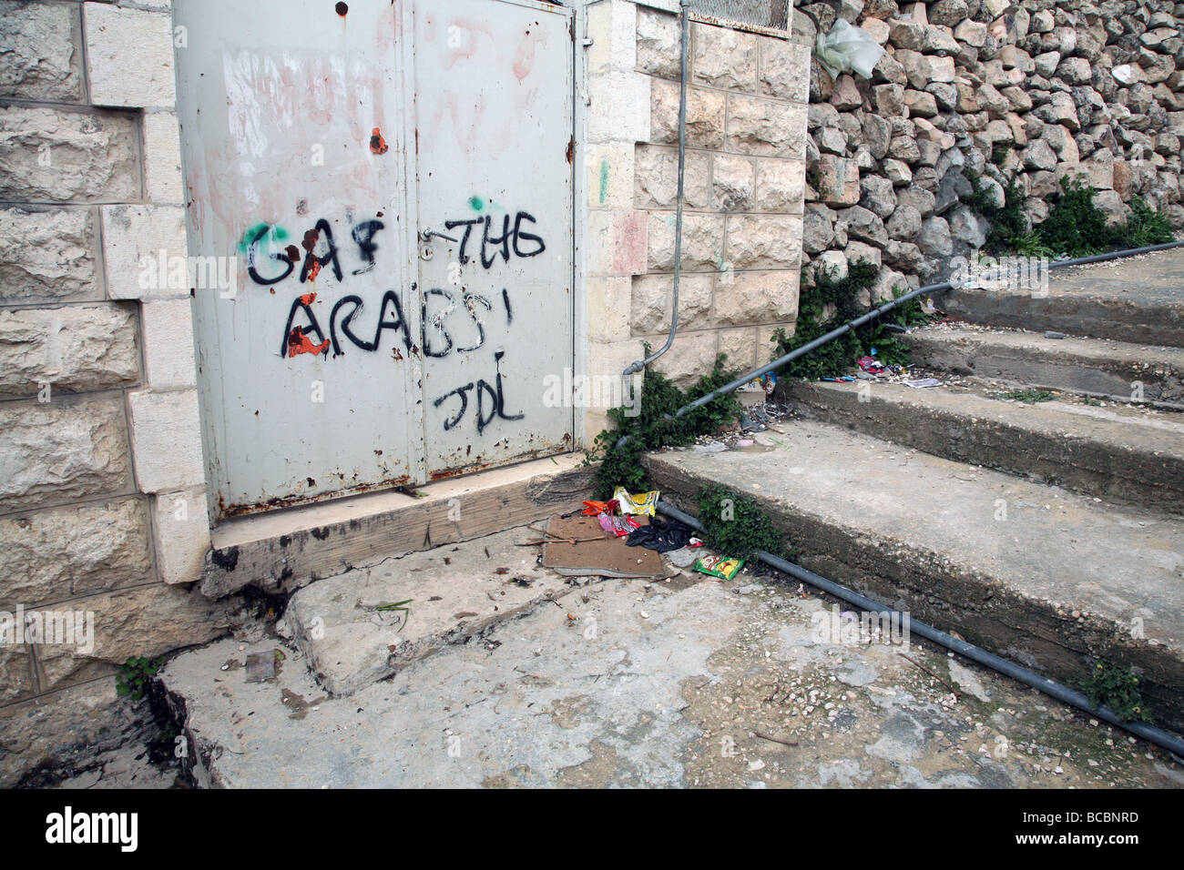 Rassistische Graffiti auf dem Tor eines palästinensischen Hauses in die israelische Kontrollbereich H2 von der palästinensischen Stadt Hebron. Stockfoto