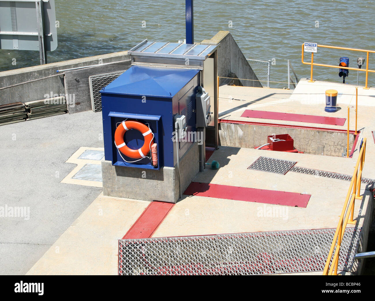 Eine Power-Dienstprogramm Box für das Tor des Schlosses 12 auf die Champlain Canal an Whitehall New York. Mit Rettungsring. Stockfoto