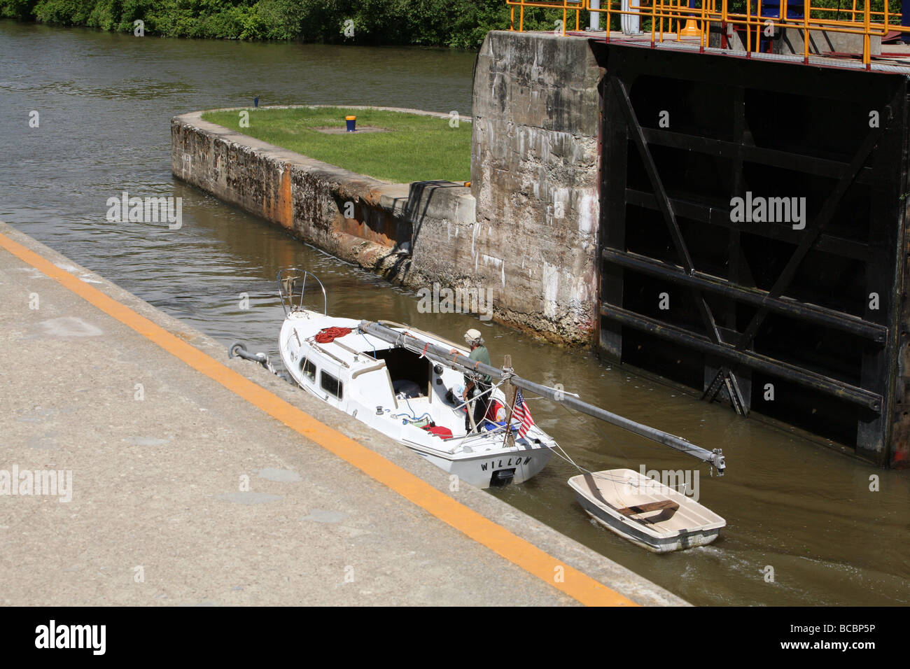 Ein Segelboot auf der Champlain Canal in Comstock New York aus schloß 11 Autofahren. Das Segelboot ist ein kleines Abschleppen schmuddelig. Stockfoto