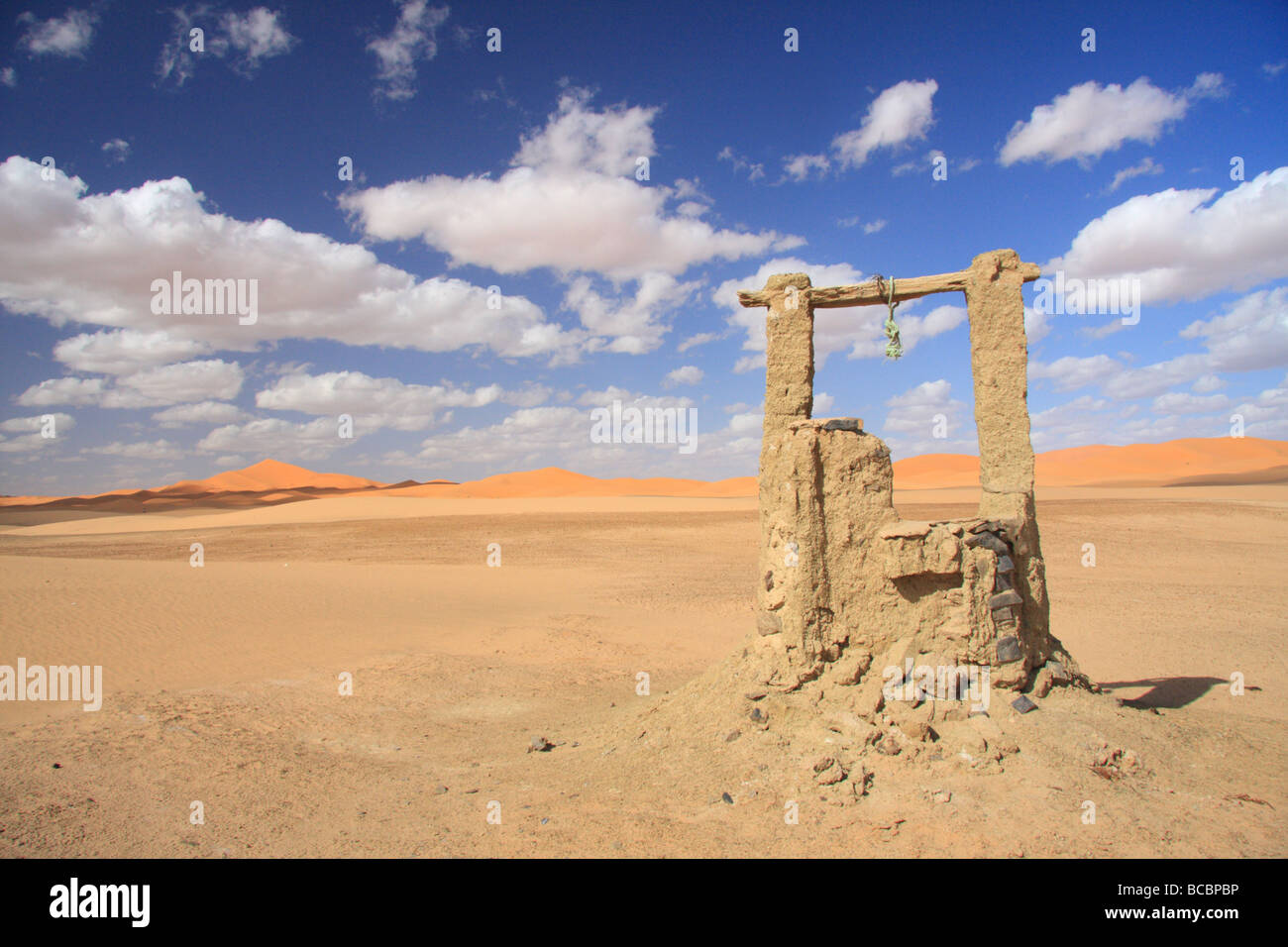 Wasser gut von Erg Chebbi Sanddünen in der Sahara-Wüste, in der Nähe von Merzouga, Südmarokko, Nord-Afrika Stockfoto
