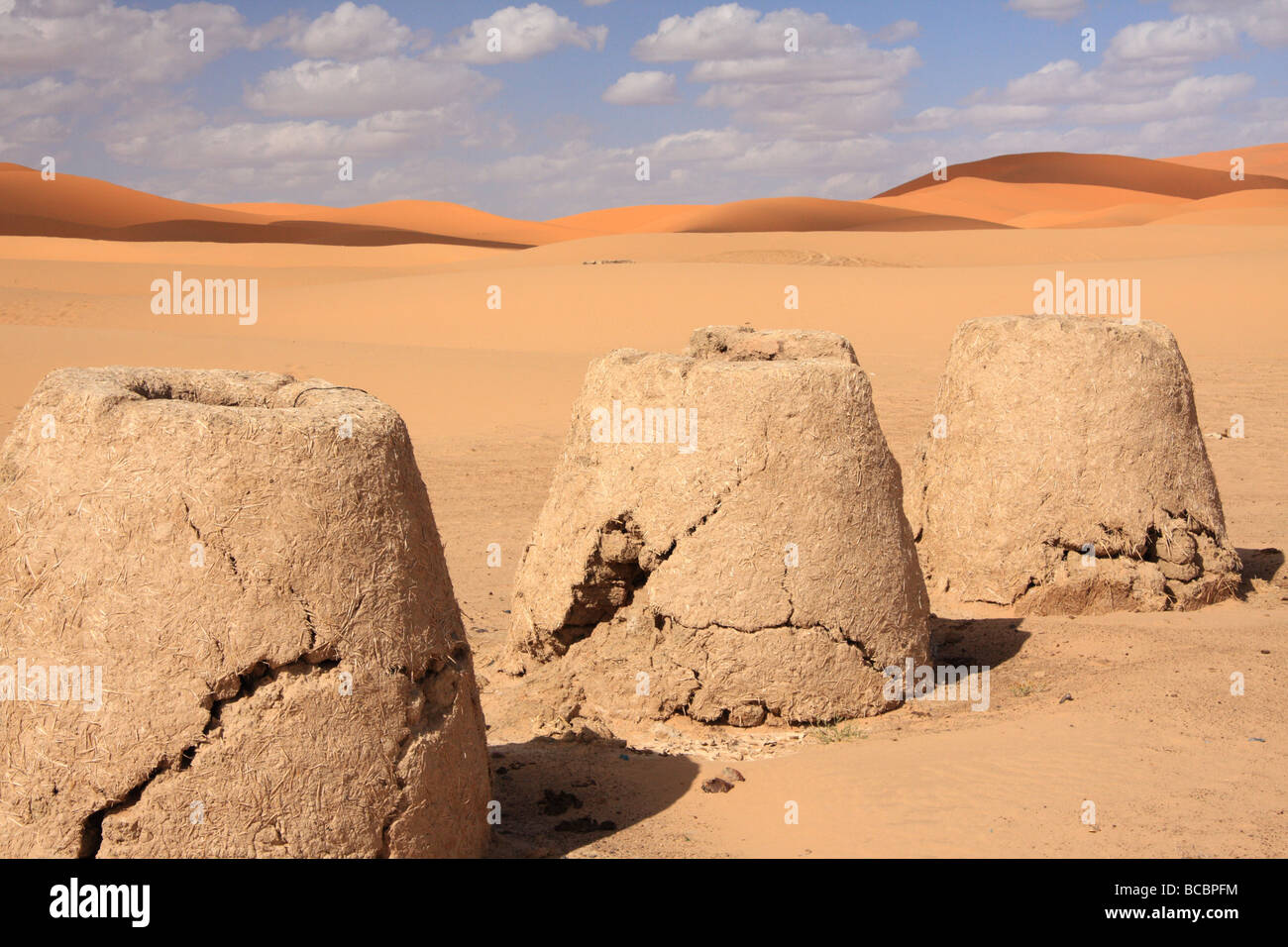 Traditionelle Schlamm Öfen von Erg Chebbi Sanddünen in der Wüste Sahara, Merzouga, südlichen Marokko, Nordafrika Stockfoto