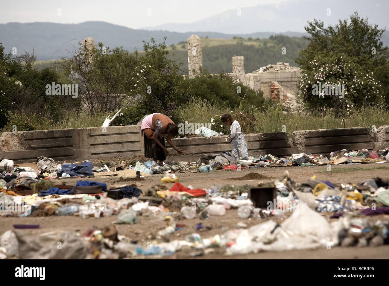 Erwachsene und Kinder nach Müll mit einem Pferdefuhrwerk Samokov-Bulgarien Stockfoto