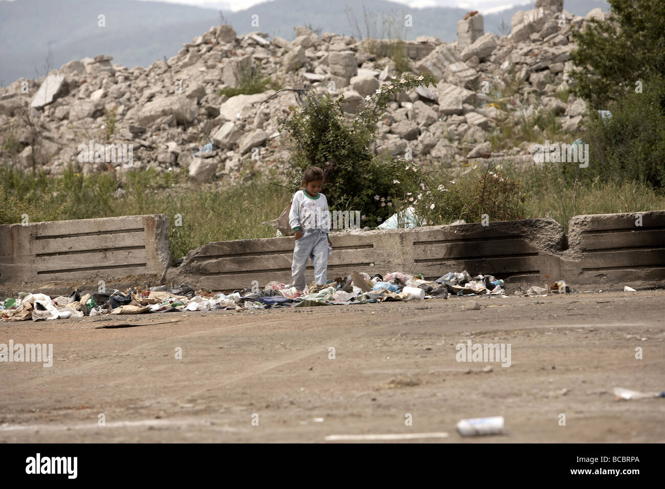 Erwachsene und Kinder nach Müll mit einem Pferdefuhrwerk Samokov-Bulgarien Stockfoto